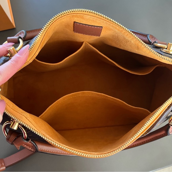Louis Vuitton V Tote Monogram Canvas and Saffron Leather MM - Picture 10 of 16